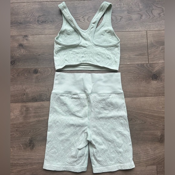 Offline by Aerie mint floral textured workout set 7” inseam size small - Picture 2 of 4
